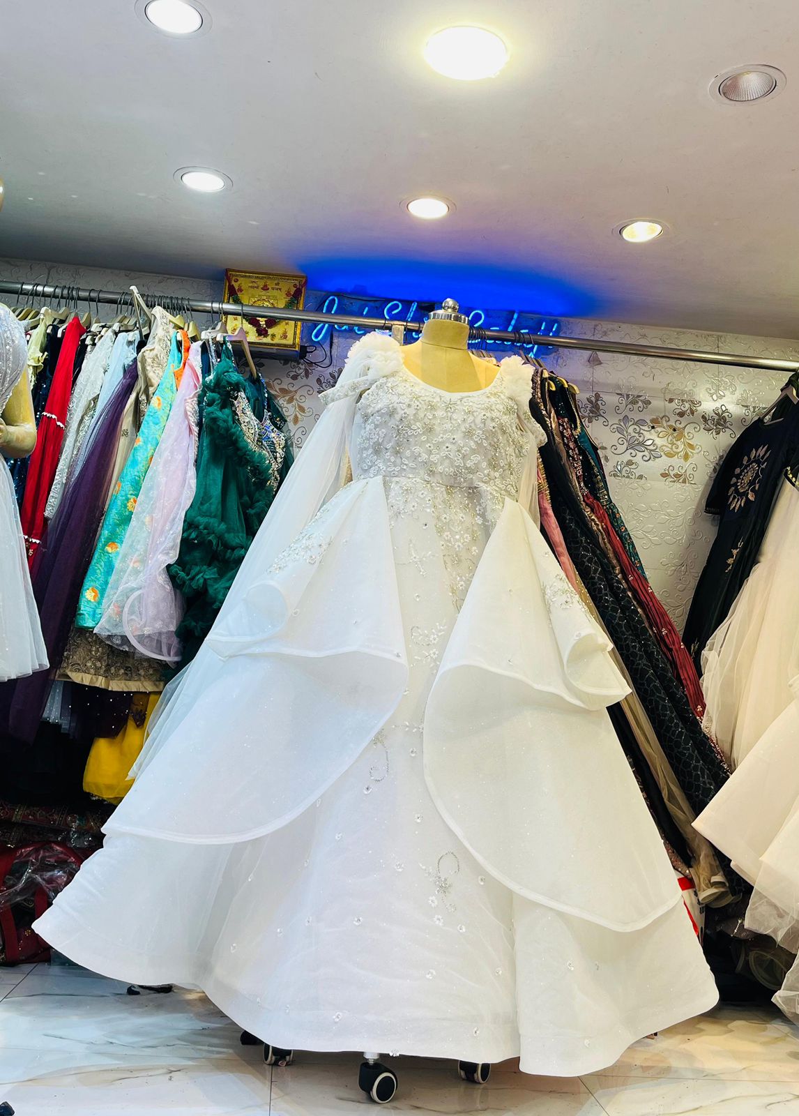 Luxurious White Bridal Ball Gown with Feather Shoulders & Tiered Ruffle Skirt – Wedding & Reception Wear