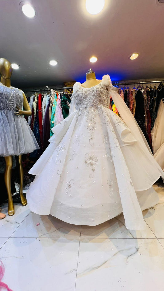 Luxurious White Bridal Ball Gown with Feather Shoulders & Tiered Ruffle Skirt – Wedding & Reception Wear