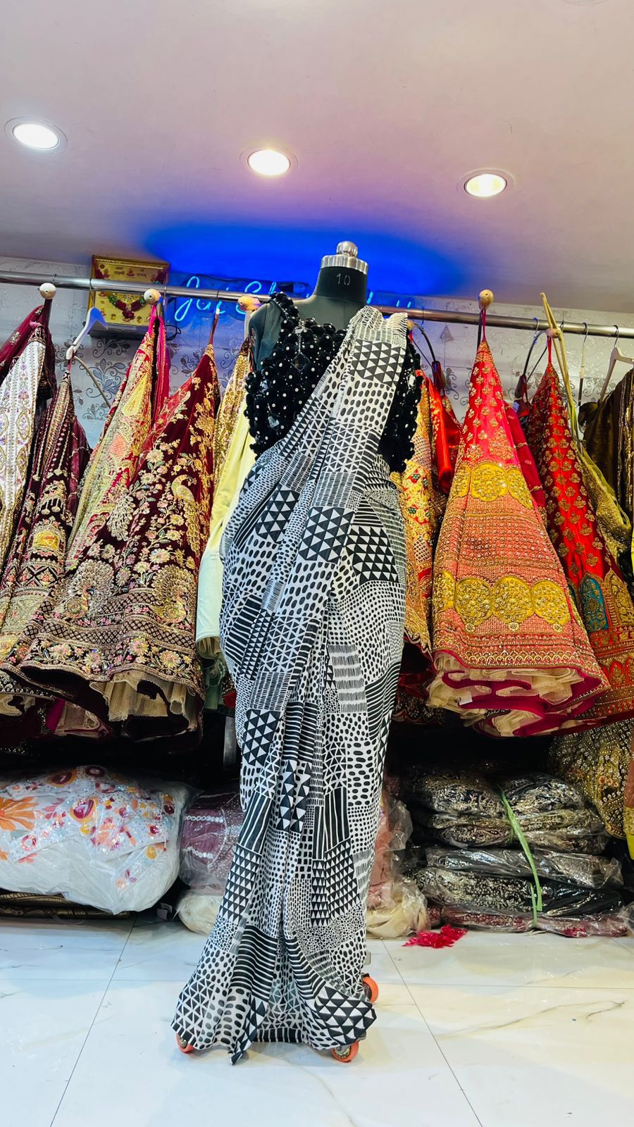 Black & White Geometric Print Saree – 3D Mirror Work Blouse for Farewell & Parties