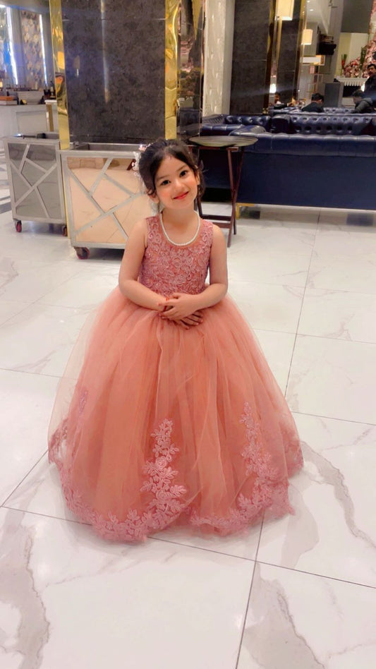 Adorable Peach Pink Tulle Princess Gown with Floral Lace Applique & Embroidered Bodice – Luxury Kids Party Wear