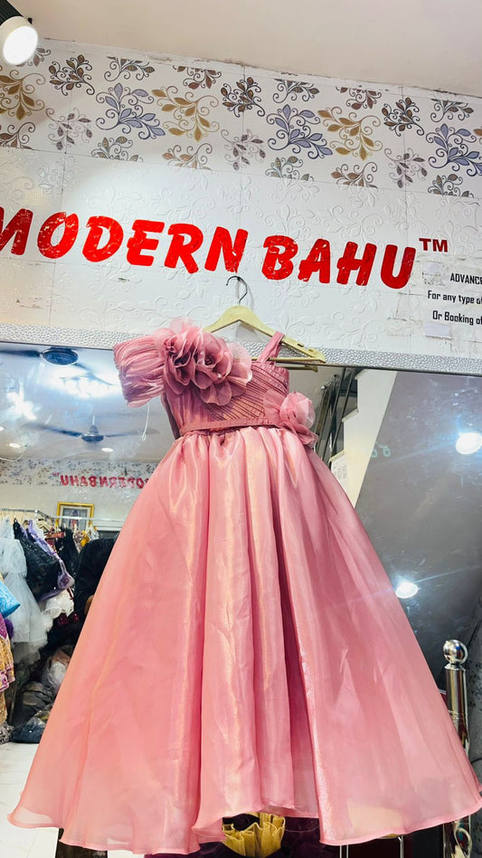 Enchanting Rose Pink Organza Ball Gown with 3D Floral Shoulder & Pleated Bodice – Luxury Kids Party Wear